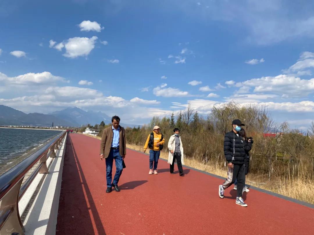 麗江這里環(huán)海而建的長(zhǎng)廊，你不來看看？