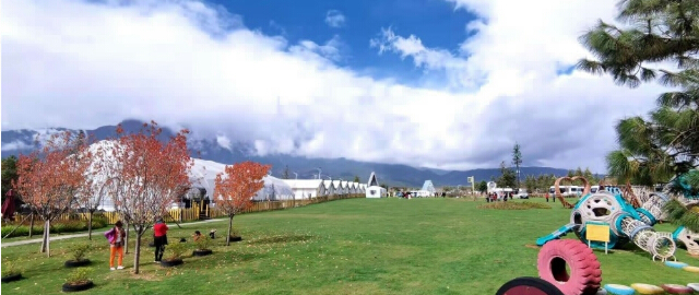 麗江東巴谷汽車(chē)旅游營(yíng)地