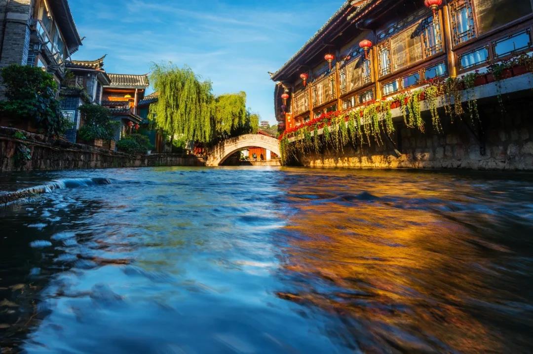 我在麗江古城， 邂逅了一扇詩(shī)意的窗， 看櫥窗里的風(fēng)景， 淡然且自在。