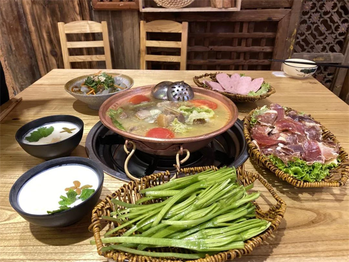 麗江美食攻略：”會(huì)吃的麗江人，一天都吃了什么？
