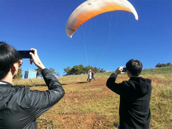 麗江旅游攻略小編帶您了解麗江戶外運動：麗江滑翔傘，是麗江曼沙卡丁車俱樂部推出的小眾刺激的團建項目之一